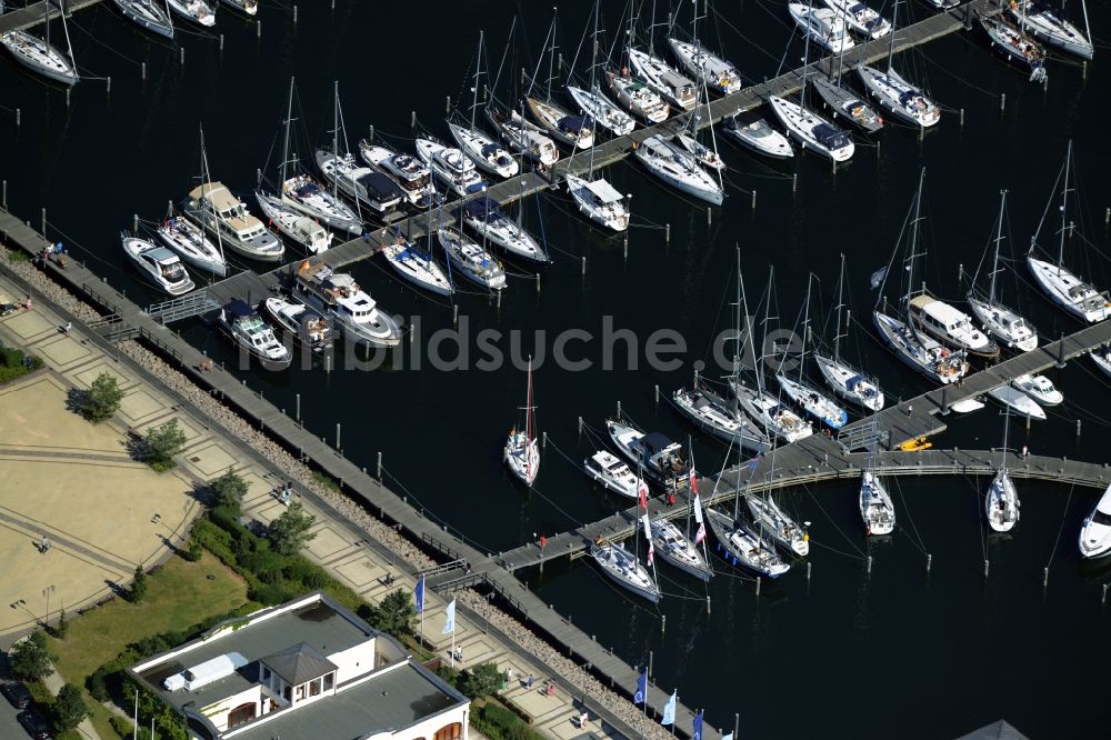 Rostock aus der Vogelperspektive: Yachthafenresidenz Hohe Düne mit Sportboot- Anlegestellen und Bootsliegeplätzen am Uferbereich von Warnemünde in Rostock im Bundesland Mecklenburg-Vorpommern