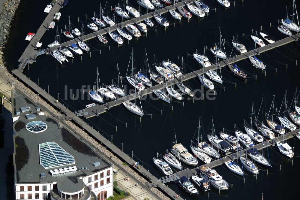 Luftaufnahme Rostock - Yachthafenresidenz Hohe Düne mit Sportboot- Anlegestellen und Bootsliegeplätzen am Uferbereich von Warnemünde in Rostock im Bundesland Mecklenburg-Vorpommern