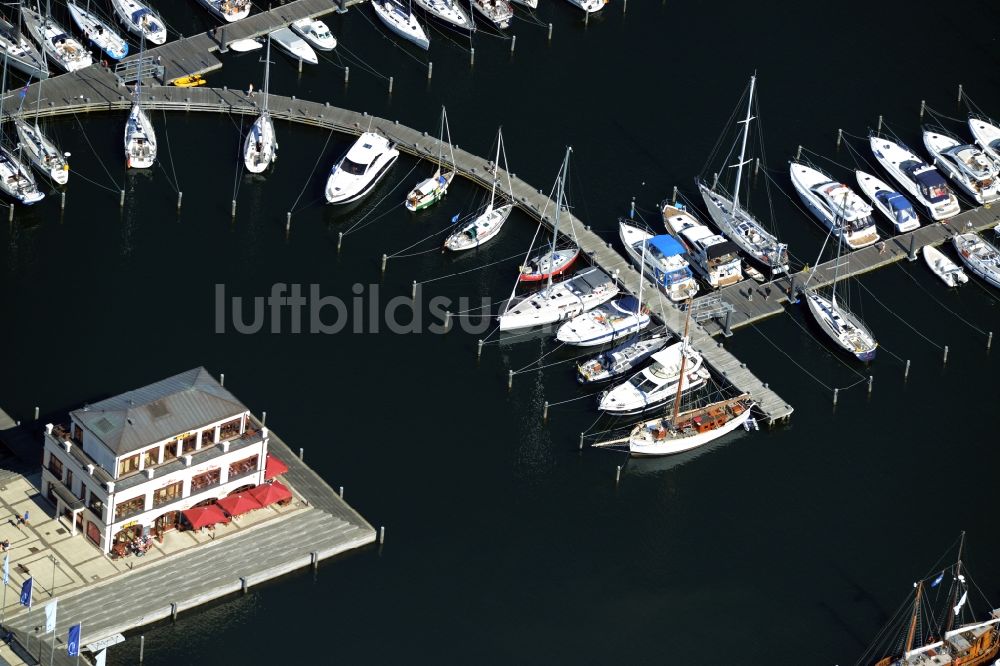 Rostock aus der Vogelperspektive: Yachthafenresidenz Hohe Düne mit Sportboot- Anlegestellen und Bootsliegeplätzen am Uferbereich von Warnemünde in Rostock im Bundesland Mecklenburg-Vorpommern