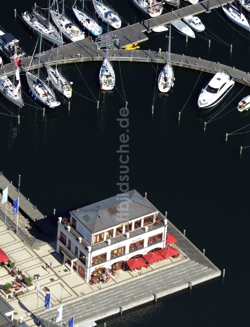 Luftbild Rostock - Yachthafenresidenz Hohe Düne mit Sportboot- Anlegestellen und Bootsliegeplätzen am Uferbereich von Warnemünde in Rostock im Bundesland Mecklenburg-Vorpommern