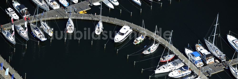 Luftaufnahme Rostock - Yachthafenresidenz Hohe Düne mit Sportboot- Anlegestellen und Bootsliegeplätzen am Uferbereich von Warnemünde in Rostock im Bundesland Mecklenburg-Vorpommern