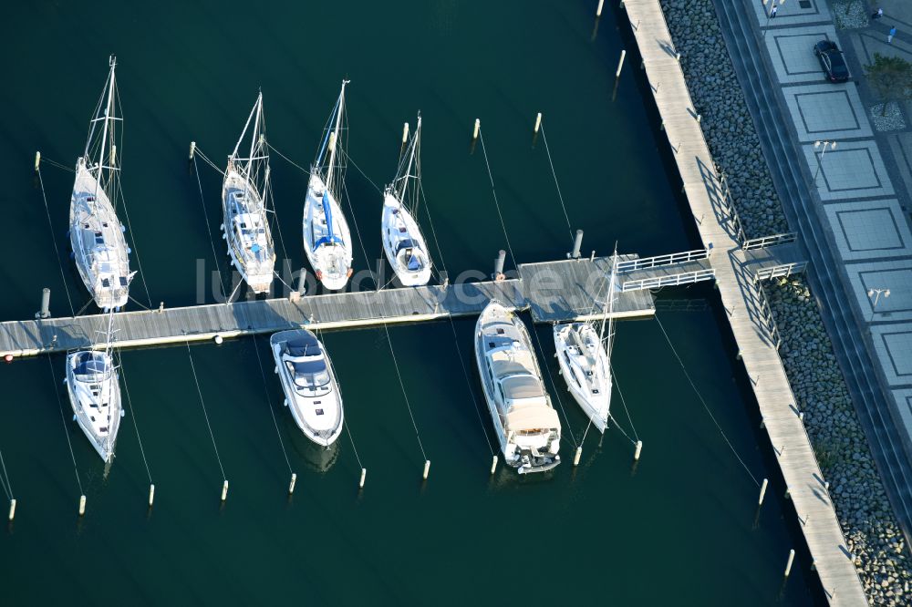 Luftbild Rostock - Yachthafenresidenz Hohe Düne mit Sportboot- Anlegestellen und Bootsliegeplätzen am Uferbereich von Warnemünde in Rostock im Bundesland Mecklenburg-Vorpommern