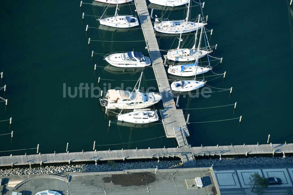 Luftaufnahme Rostock - Yachthafenresidenz Hohe Düne mit Sportboot- Anlegestellen und Bootsliegeplätzen am Uferbereich von Warnemünde in Rostock im Bundesland Mecklenburg-Vorpommern