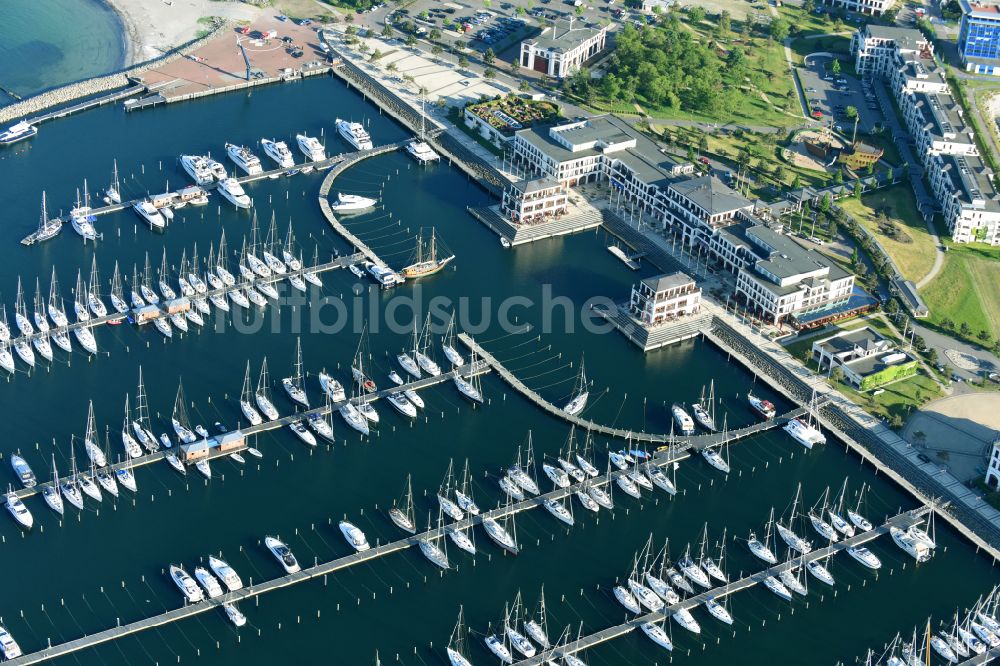 Luftbild Rostock - Yachthafenresidenz Hohe Düne mit Sportboot- Anlegestellen und Bootsliegeplätzen am Uferbereich von Warnemünde in Rostock im Bundesland Mecklenburg-Vorpommern