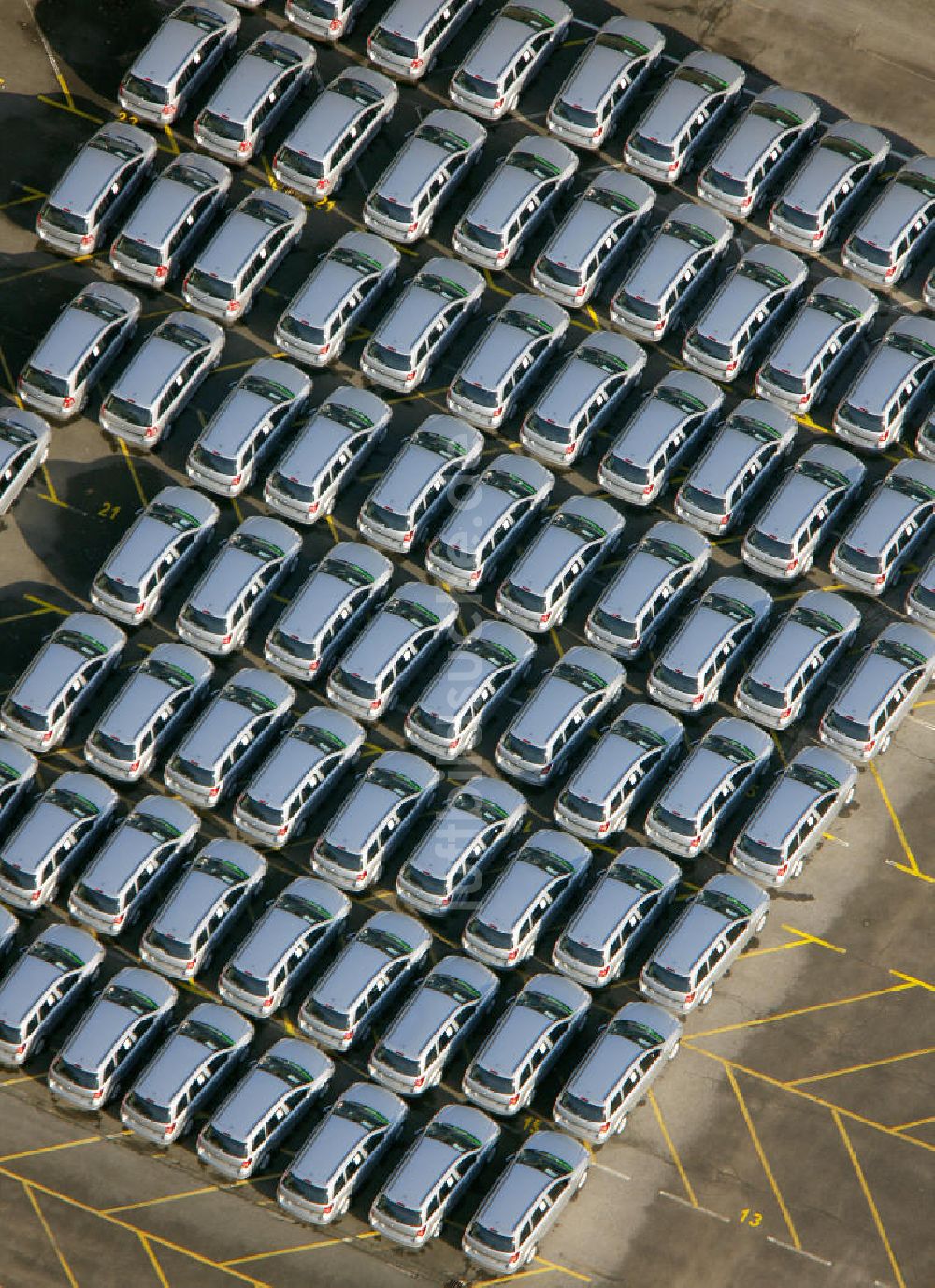 Bochum aus der Vogelperspektive: Zafira - Neuwagen- Abstellflächen am Opel-Werk in Bochum