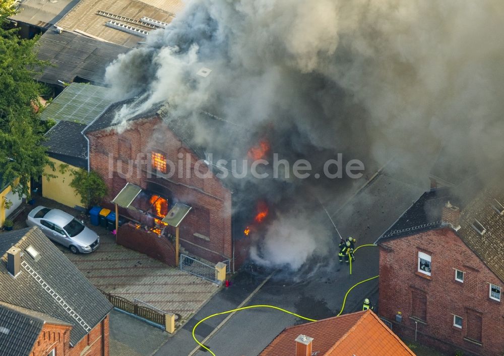 Luftaufnahme Bönen - Zechenhausbrand in der Gustavstrasse in Bönen im Ruhrgebiet im Bundesland Nordrhein-Westfalen