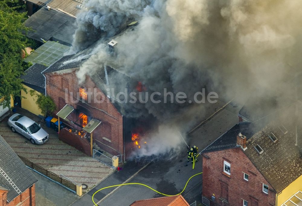 Bönen aus der Vogelperspektive: Zechenhausbrand in der Gustavstrasse in Bönen im Ruhrgebiet im Bundesland Nordrhein-Westfalen