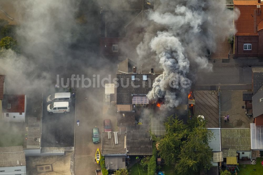 Bönen von oben - Zechenhausbrand in der Gustavstrasse in Bönen im Ruhrgebiet im Bundesland Nordrhein-Westfalen