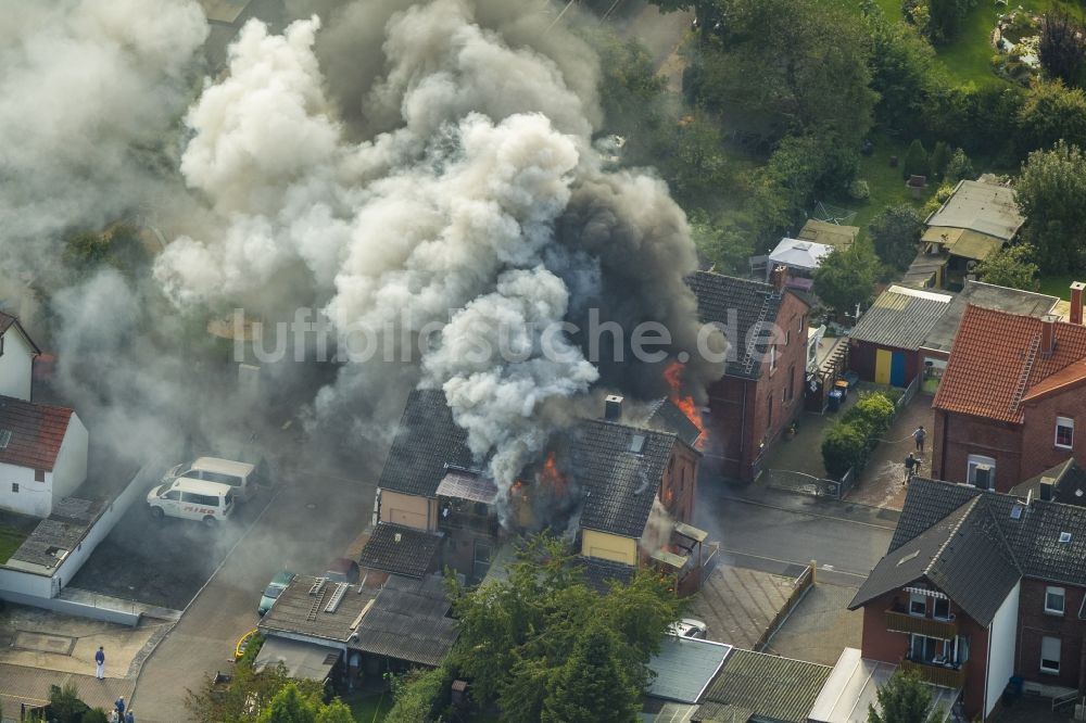 Bönen aus der Vogelperspektive: Zechenhausbrand in der Gustavstrasse in Bönen im Ruhrgebiet im Bundesland Nordrhein-Westfalen