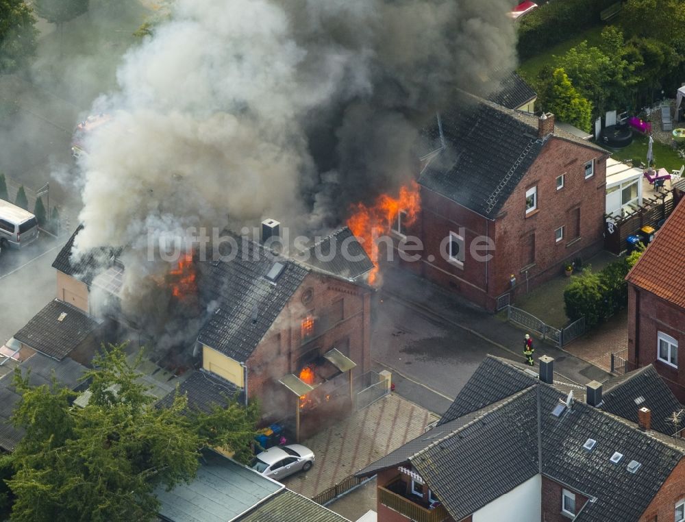 Luftbild Bönen - Zechenhausbrand in der Gustavstrasse in Bönen im Ruhrgebiet im Bundesland Nordrhein-Westfalen