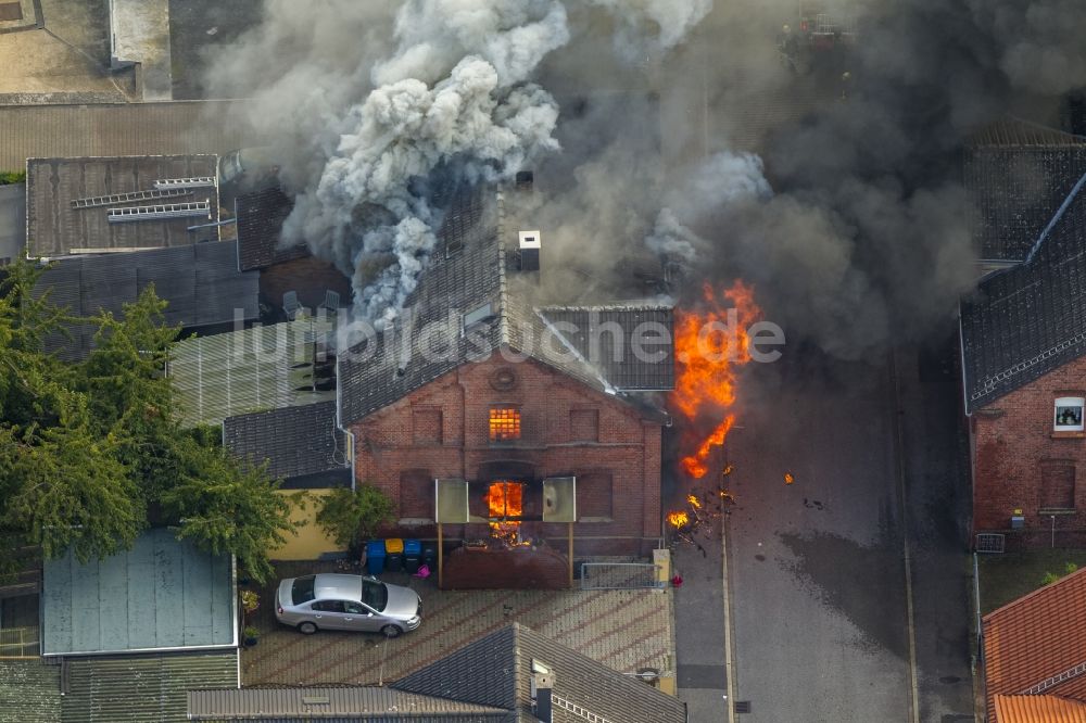 Bönen aus der Vogelperspektive: Zechenhausbrand in der Gustavstrasse in Bönen im Ruhrgebiet im Bundesland Nordrhein-Westfalen