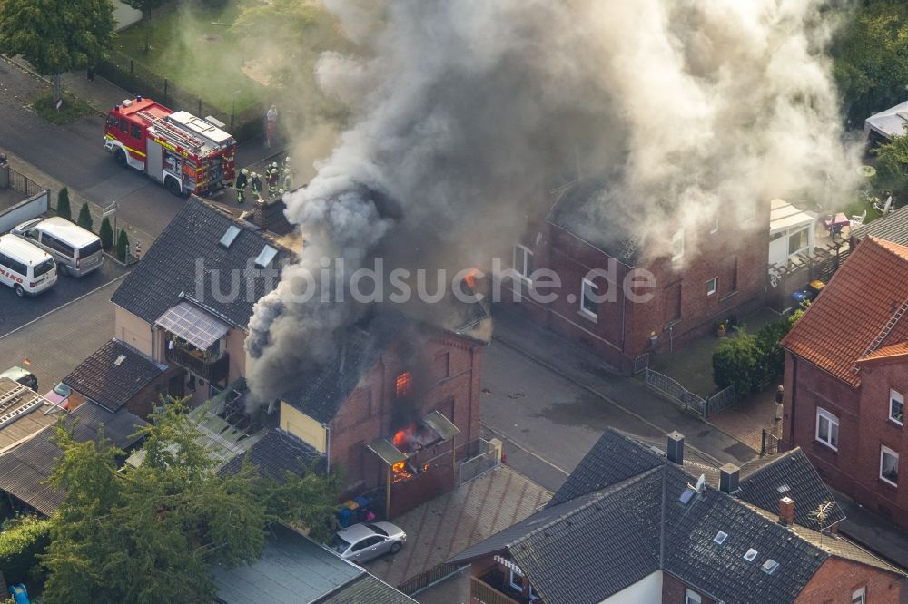 Luftbild Bönen - Zechenhausbrand in der Gustavstrasse in Bönen im Ruhrgebiet im Bundesland Nordrhein-Westfalen