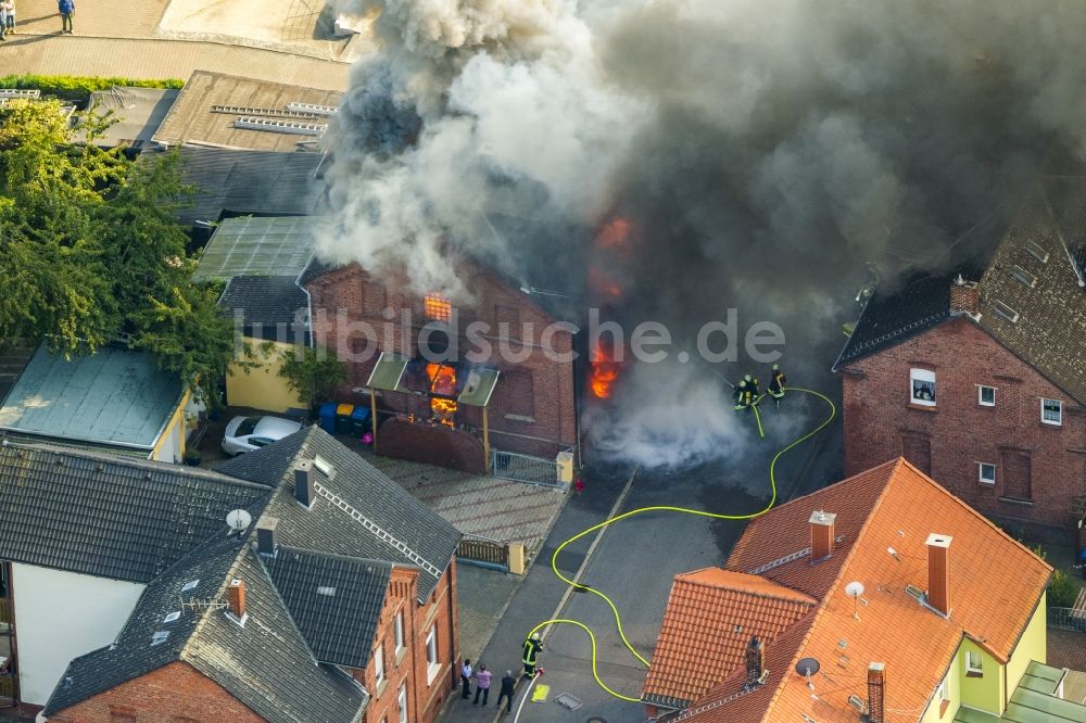 Bönen von oben - Zechenhausbrand in der Gustavstrasse in Bönen im Ruhrgebiet im Bundesland Nordrhein-Westfalen