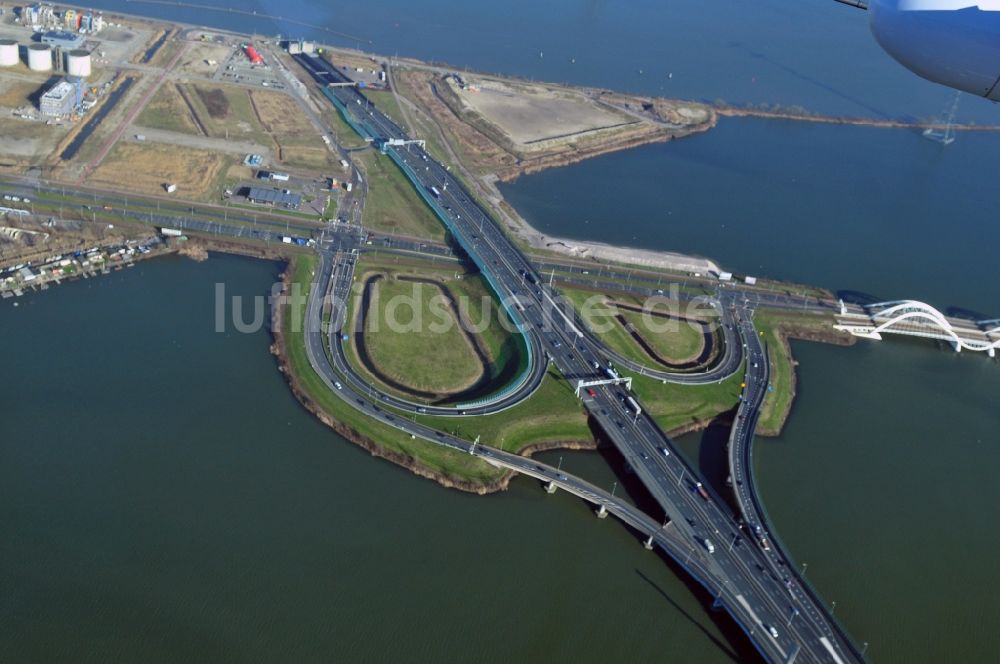 Luftaufnahme Amsterdam - Zeeburgerbrug und IJburglaan in Amsterdam in der Provinz Nordholland in den Niederlanden