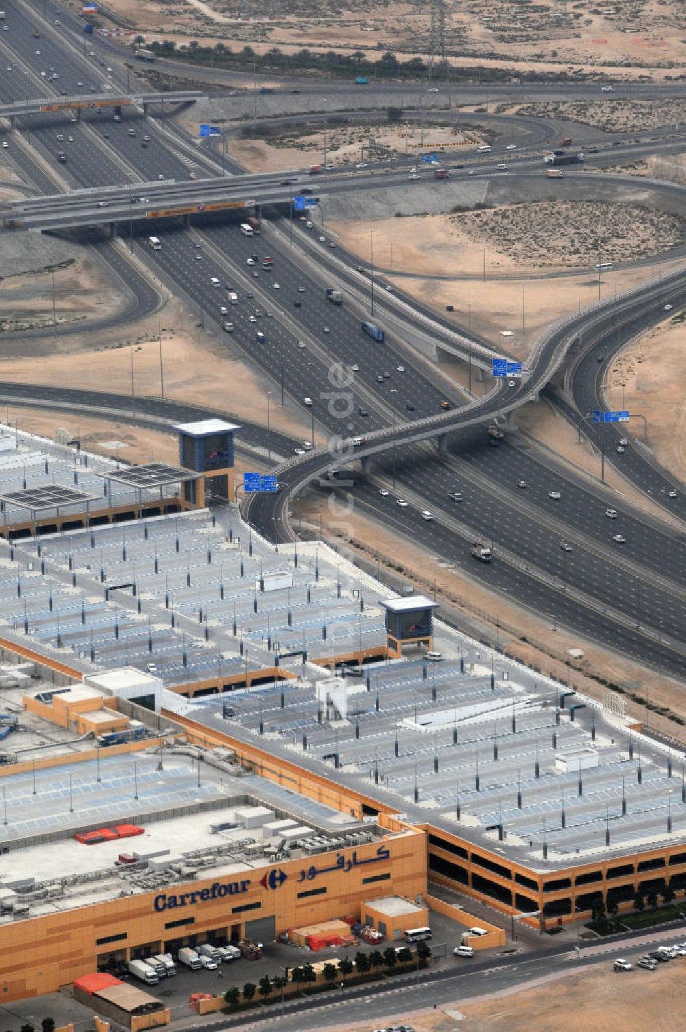 Dubai aus der Vogelperspektive: Zehnspurige Autobahn am Deira City Center in Dubai