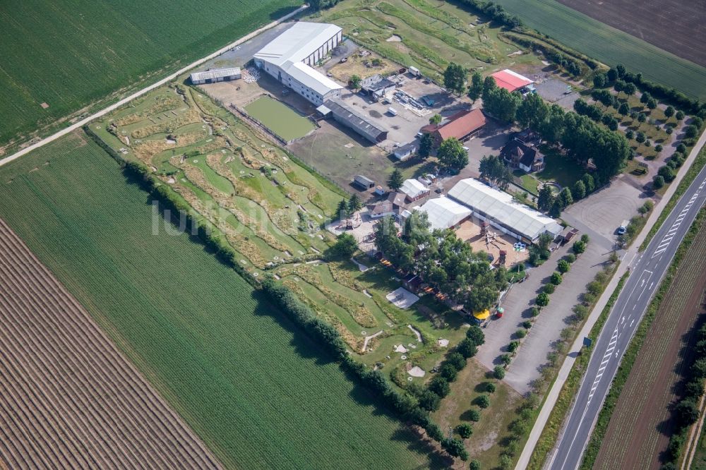 Kandel von oben - Zelt der Freiluft- Gaststätte Adamshof und Fussgolf-Anlage Kandel in Kandel im Bundesland Rheinland-Pfalz, Deutschland