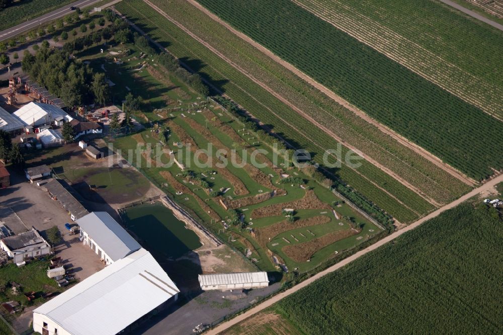 Kandel aus der Vogelperspektive: Zelt der Freiluft- Gaststätte Adamshof und Fussgolf-Anlage Kandel in Kandel im Bundesland Rheinland-Pfalz, Deutschland