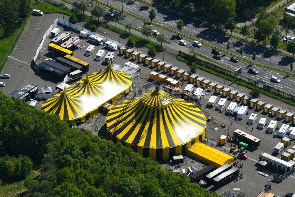 Mönchengladbach aus der Vogelperspektive: Zelt- Kuppeln des Zirkus Flic Flac in Mönchengladbach im Bundesland Nordrhein-Westfalen, Deutschland