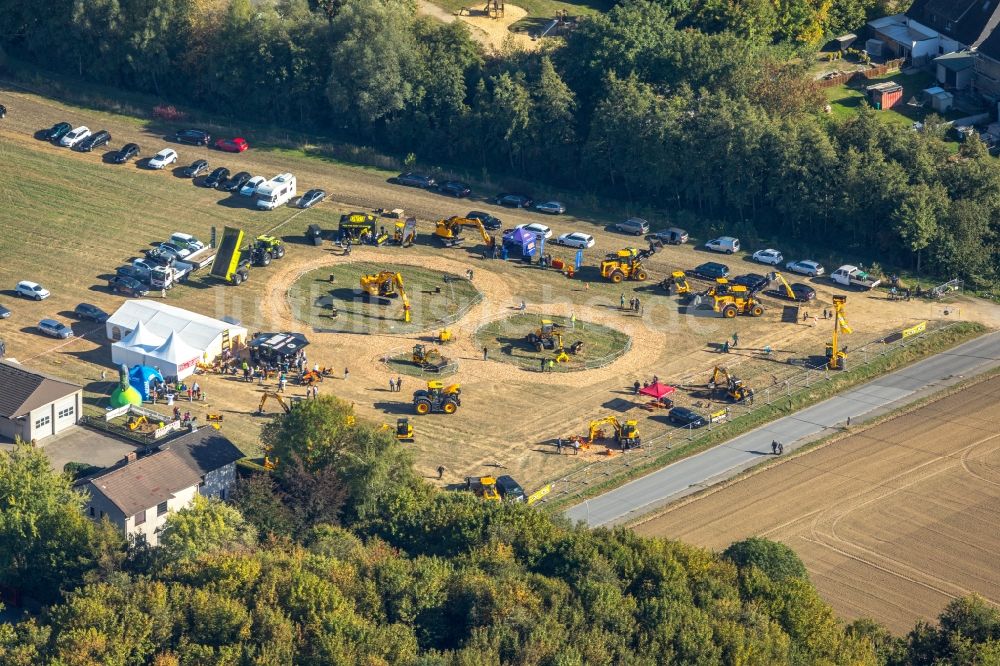 Unna von oben - Zelte- Aufbau und Montage am Veranstaltungsort der Ruhrpott Masters 2018 / Baggerwettbewerb und Baumaschinenausstellung in Unna im Bundesland Nordrhein-Westfalen, Deutschland