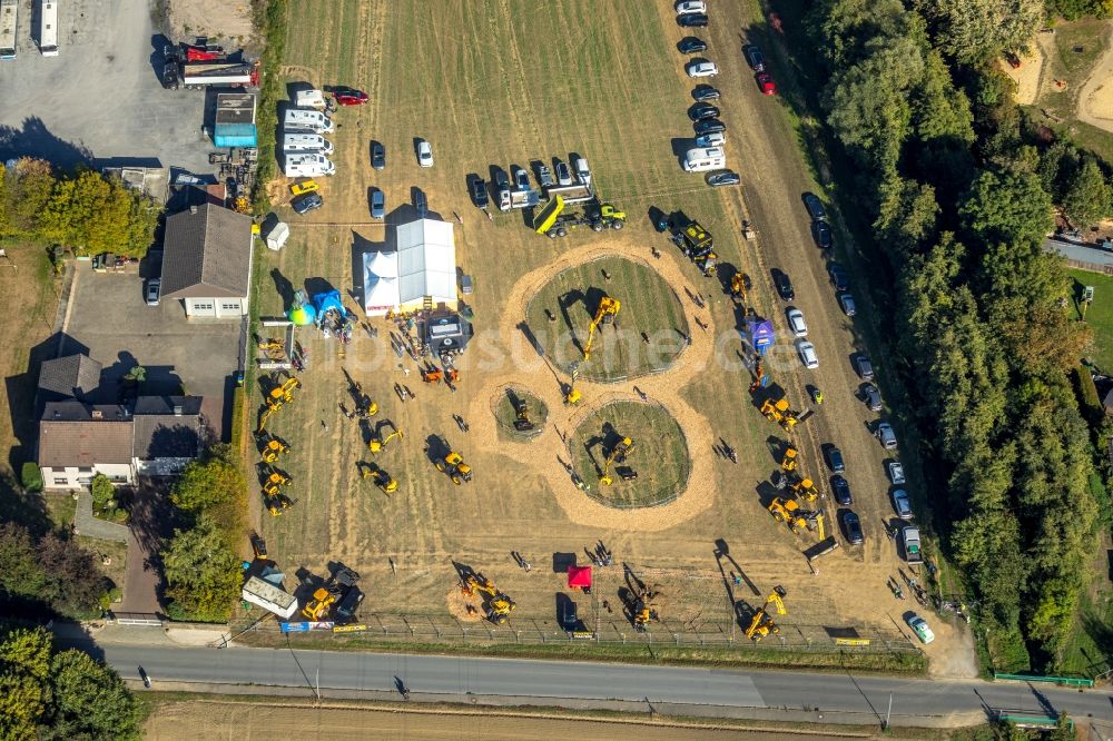 Unna aus der Vogelperspektive: Zelte- Aufbau und Montage am Veranstaltungsort der Ruhrpott Masters 2018 / Baggerwettbewerb und Baumaschinenausstellung in Unna im Bundesland Nordrhein-Westfalen, Deutschland