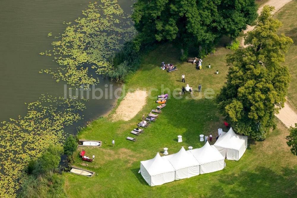 Luftbild Schwinkendorf - Zelte- Aufbau am Veranstaltungsort einer Hochzeit am Ufer des Ulrichshuser See in Schwinkendorf im Bundesland Mecklenburg-Vorpommern