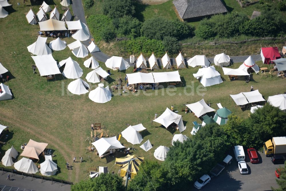 Bärnau aus der Vogelperspektive: Zelte- Aufbau am Veranstaltungsort Marktspectaculum Bärnau-Tachov