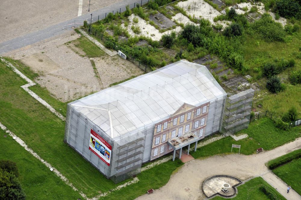 Neustrelitz aus der Vogelperspektive: Zeltkonstruktion vom ehemaligen Schloss Neustrelitz in Neustrelitz, Mecklenburg-Vorpommern