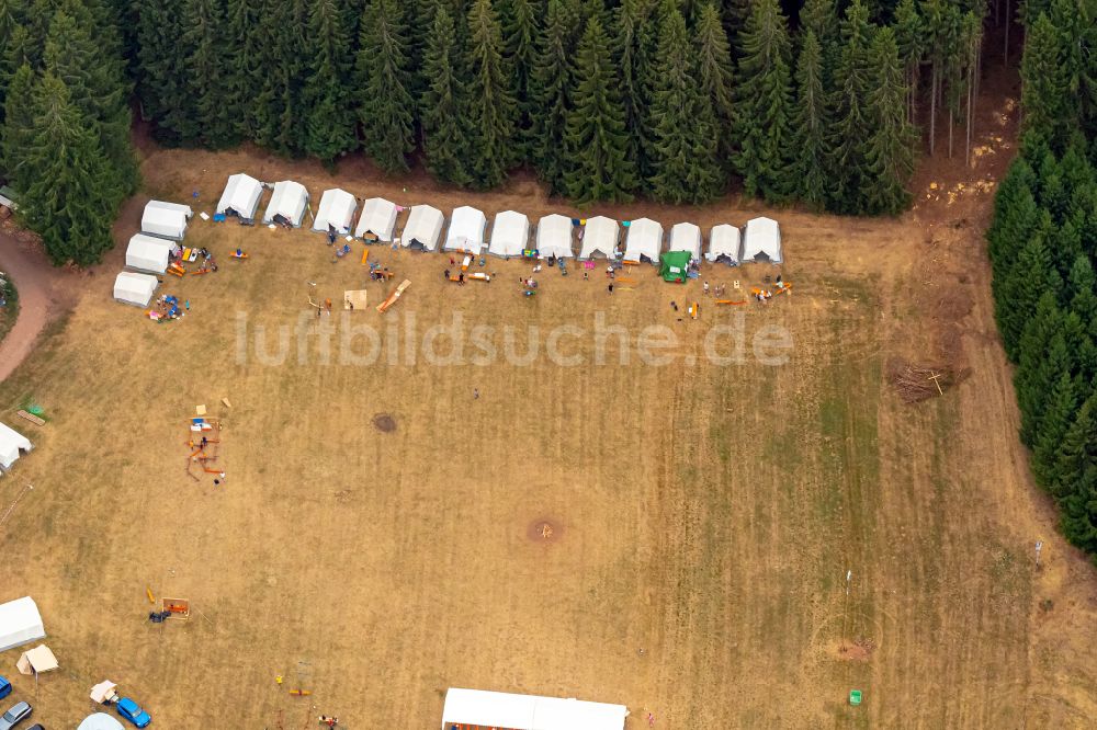 Biederbach aus der Vogelperspektive: Zeltlager auf einer Waldlichtung in Biederbach im Bundesland Baden-Württemberg, Deutschland