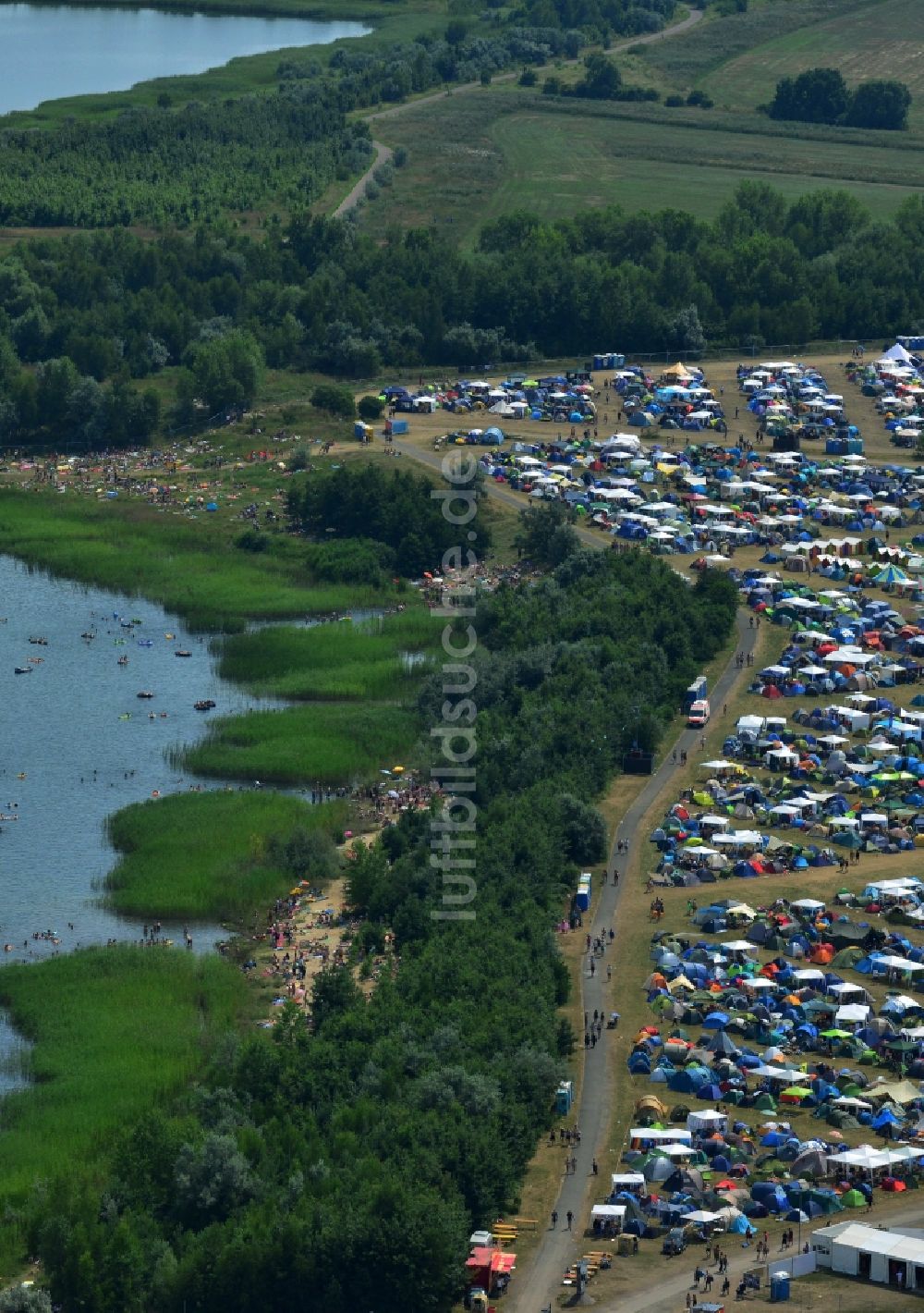 Gräfenhainichen aus der Vogelperspektive: Zeltplatz- Landschaft der Besucher des Melt! Festival in der Eisenstadt Ferropolis in Gräfenhainichen im Bundesland Sachsen-Anhalt