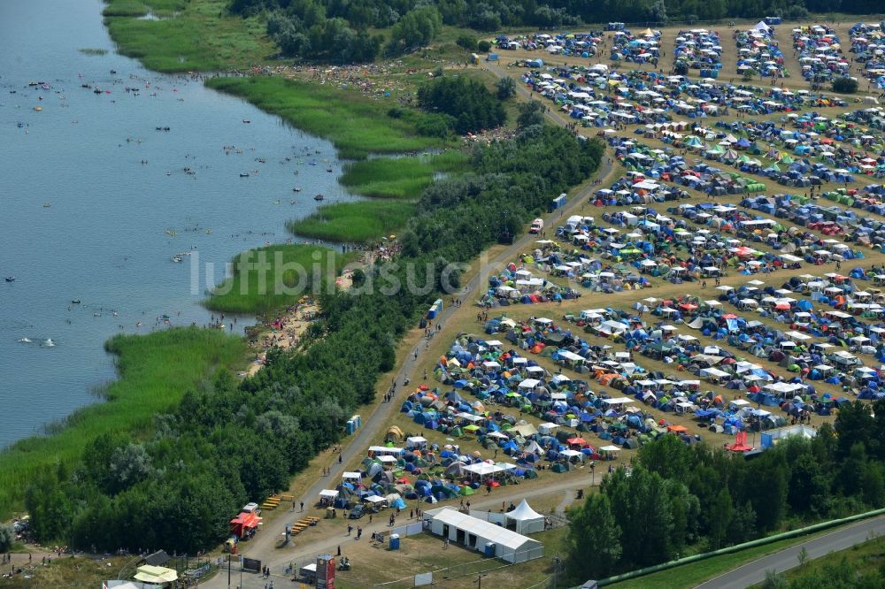 Luftaufnahme Gräfenhainichen - Zeltplatz- Landschaft der Besucher des Melt! Festival in der Eisenstadt Ferropolis in Gräfenhainichen im Bundesland Sachsen-Anhalt