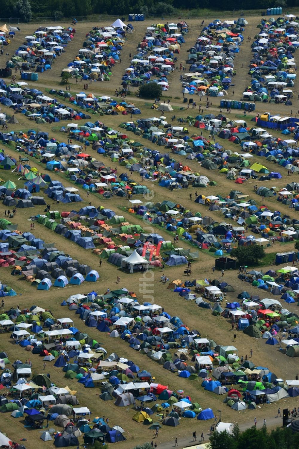 Luftaufnahme Gräfenhainichen - Zeltplatz- Landschaft der Besucher des Melt! Festival in der Eisenstadt Ferropolis in Gräfenhainichen im Bundesland Sachsen-Anhalt