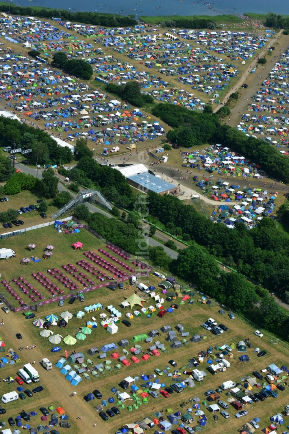 Luftaufnahme Gräfenhainichen - Zeltplatz- Landschaft der Besucher des Melt! Festival in der Eisenstadt Ferropolis in Gräfenhainichen im Bundesland Sachsen-Anhalt