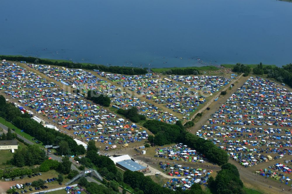 Gräfenhainichen von oben - Zeltplatz- Landschaft der Besucher des Melt! Festival in der Eisenstadt Ferropolis in Gräfenhainichen im Bundesland Sachsen-Anhalt