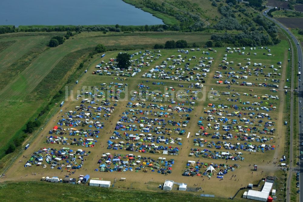 Gräfenhainichen aus der Vogelperspektive: Zeltplatz- Landschaft der Besucher des Melt! Festival in der Eisenstadt Ferropolis in Gräfenhainichen im Bundesland Sachsen-Anhalt