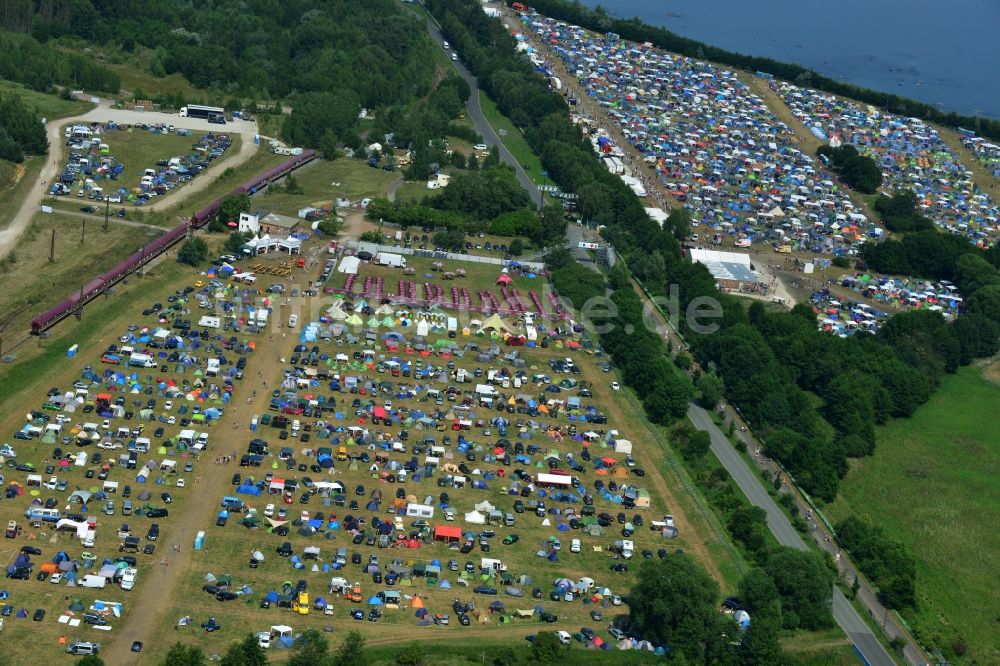 Luftbild Gräfenhainichen - Zeltplatz- Landschaft der Besucher des Melt! Festival in der Eisenstadt Ferropolis in Gräfenhainichen im Bundesland Sachsen-Anhalt