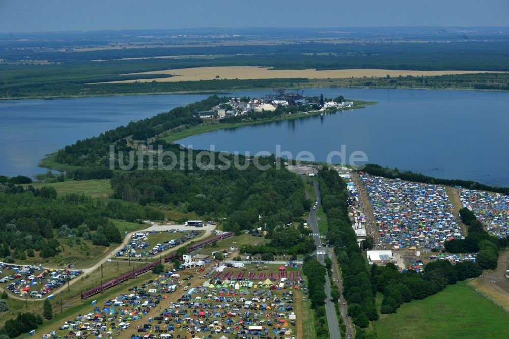 Luftaufnahme Gräfenhainichen - Zeltplatz- Landschaft der Besucher des Melt! Festival in der Eisenstadt Ferropolis in Gräfenhainichen im Bundesland Sachsen-Anhalt