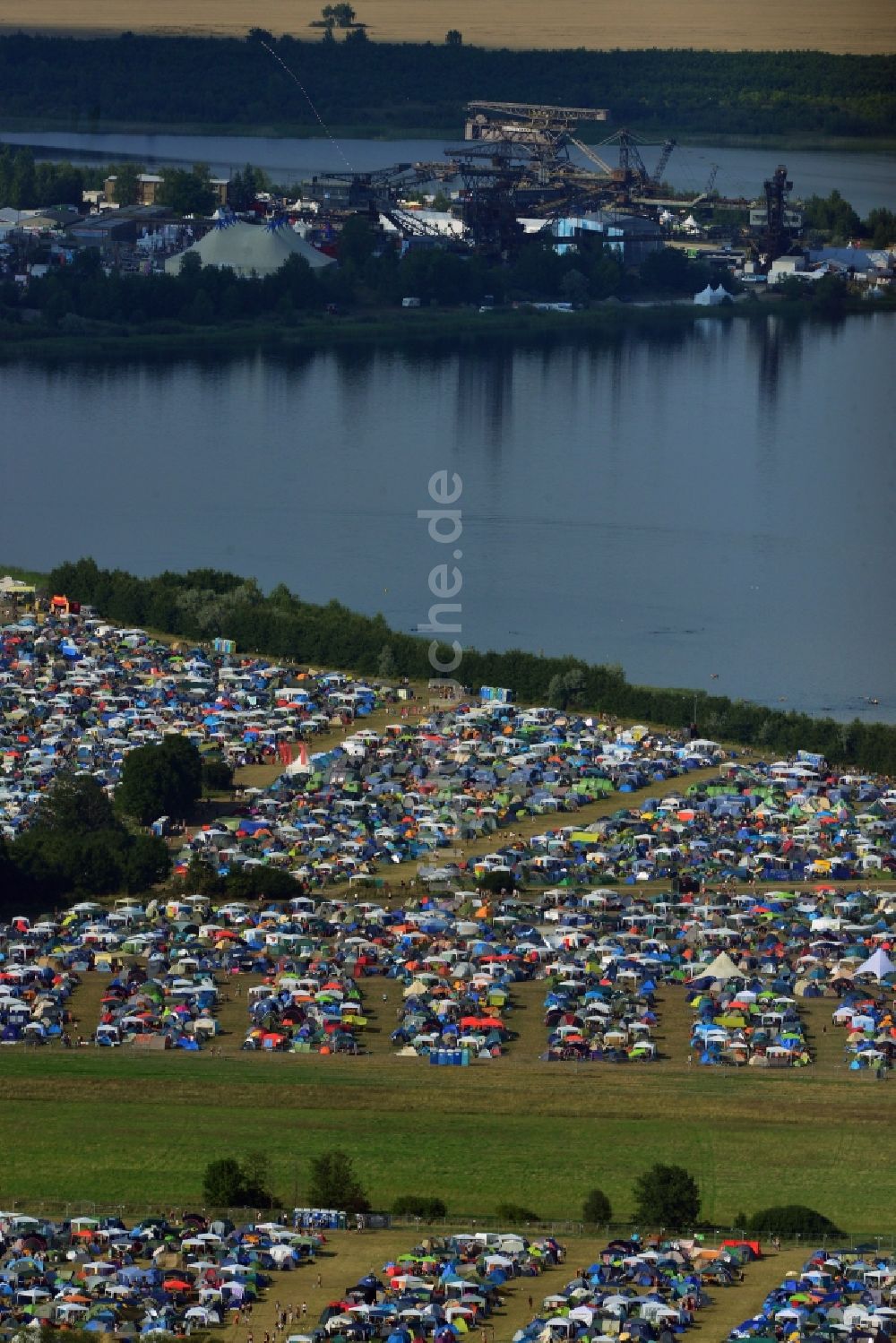 Gräfenhainichen von oben - Zeltplatz- Landschaft der Besucher des Melt! Festival in der Eisenstadt Ferropolis in Gräfenhainichen im Bundesland Sachsen-Anhalt