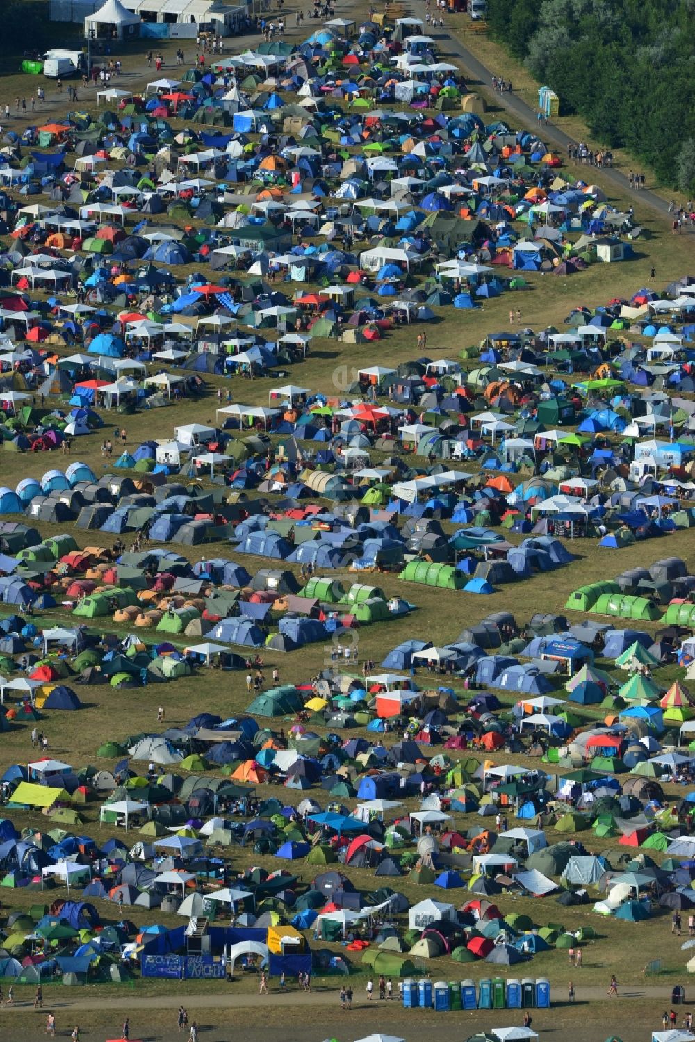 Luftbild Gräfenhainichen - Zeltplatz- Landschaft der Besucher des Melt! Festival in der Eisenstadt Ferropolis in Gräfenhainichen im Bundesland Sachsen-Anhalt