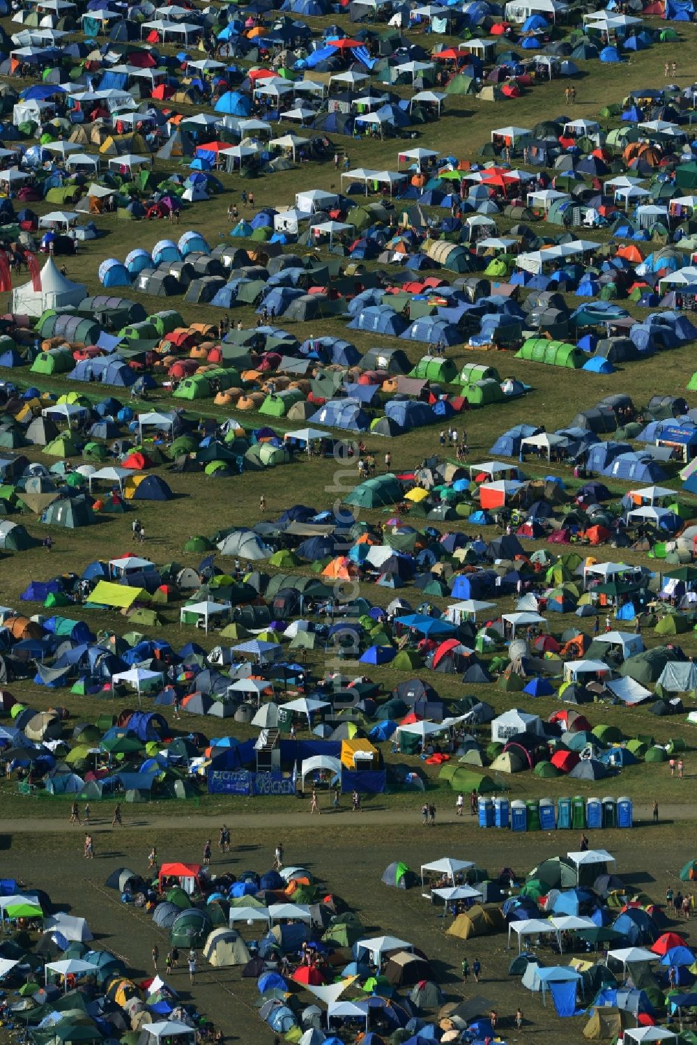 Luftaufnahme Gräfenhainichen - Zeltplatz- Landschaft der Besucher des Melt! Festival in der Eisenstadt Ferropolis in Gräfenhainichen im Bundesland Sachsen-Anhalt