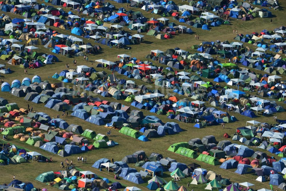 Gräfenhainichen aus der Vogelperspektive: Zeltplatz- Landschaft der Besucher des Melt! Festival in der Eisenstadt Ferropolis in Gräfenhainichen im Bundesland Sachsen-Anhalt