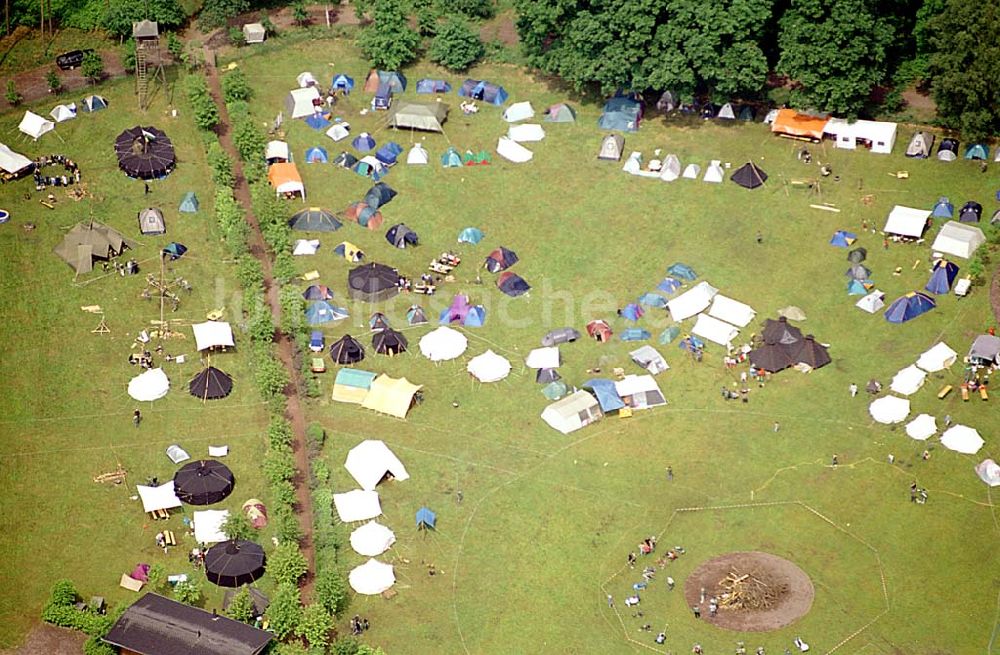 Luftaufnahme Hohenziatz/ Sachsen-Anhalt - Zeltsiedlung bei Hohenziatz östlich von Magdeburg. Datum: 31.05.2003