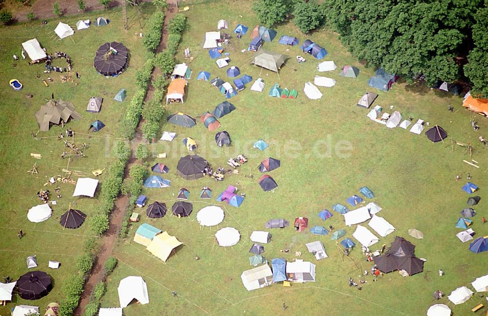 Hohenziatz/ Sachsen-Anhalt aus der Vogelperspektive: Zeltsiedlung bei Hohenziatz östlich von Magdeburg. Datum: 31.05.2003