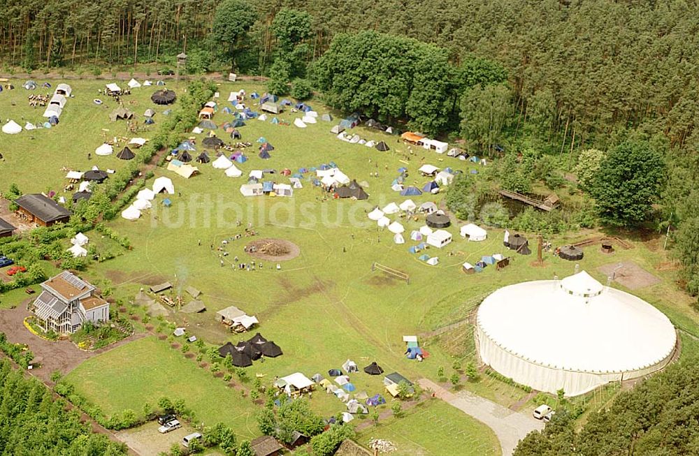 Luftbild Hohenziatz/ Sachsen-Anhalt - Zeltsiedlung bei Hohenziatz östlich von Magdeburg. Datum: 31.05.2003