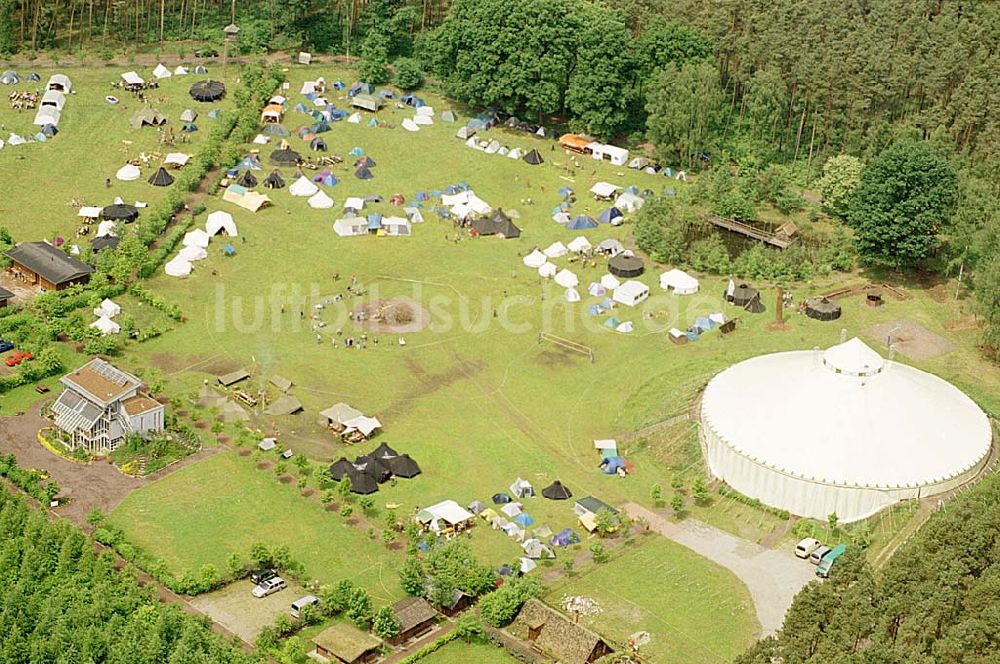 Luftaufnahme Hohenziatz/ Sachsen-Anhalt - Zeltsiedlung bei Hohenziatz östlich von Magdeburg. Datum: 31.05.2003