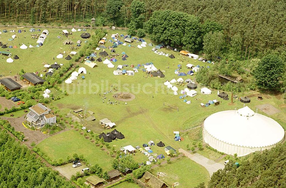 Hohenziatz/ Sachsen-Anhalt aus der Vogelperspektive: Zeltsiedlung bei Hohenziatz östlich von Magdeburg. Datum: 31.05.2003