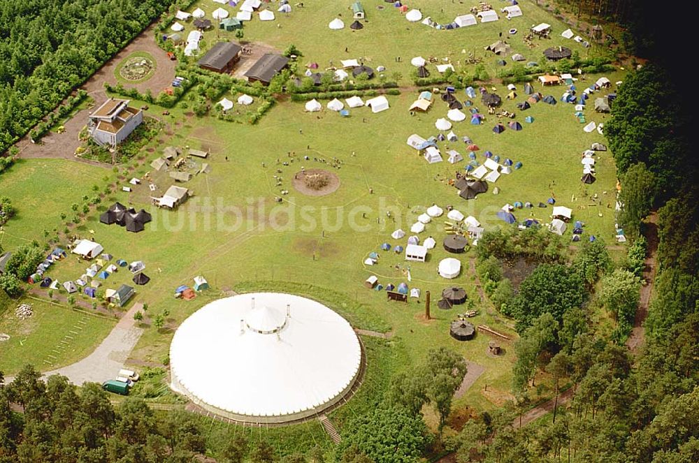 Luftaufnahme Hohenziatz/ Sachsen-Anhalt - Zeltsiedlung bei Hohenziatz östlich von Magdeburg. Datum: 31.05.2003