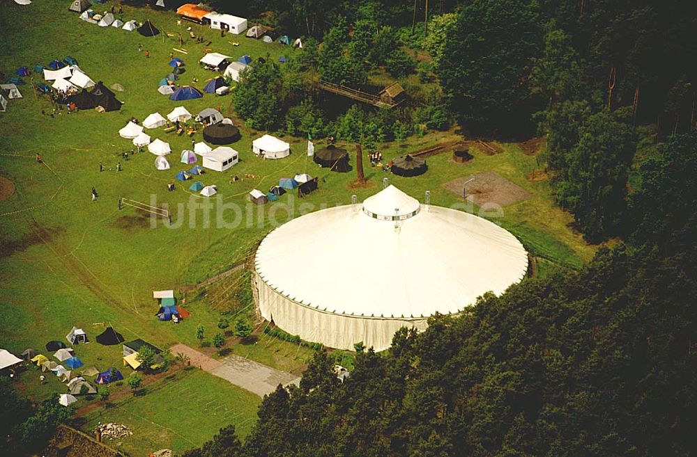 Luftaufnahme Hohenziatz/ Sachsen-Anhalt - Zeltsiedlung bei Hohenziatz östlich von Magdeburg. Datum: 31.05.2003