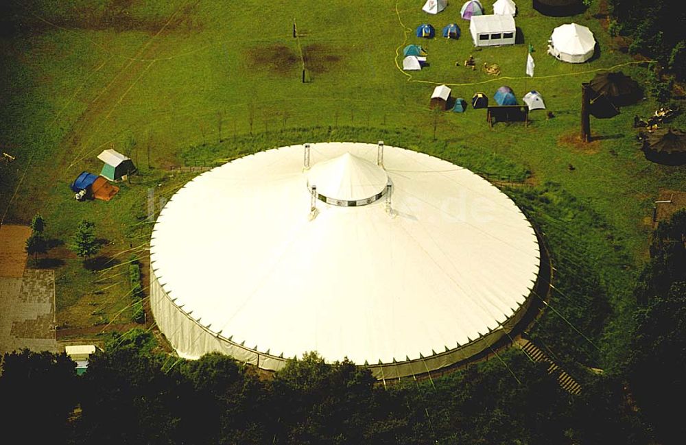 Hohenziatz/ Sachsen-Anhalt aus der Vogelperspektive: Zeltsiedlung bei Hohenziatz östlich von Magdeburg. Datum: 31.05.2003