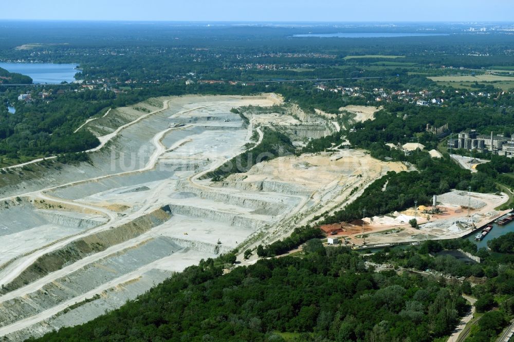 Luftaufnahme Rüdersdorf - Zement- Tagebau und Baustoff- Werk CEMEX in Rüdersdorf im Bundesland Brandenburg, Deutschland