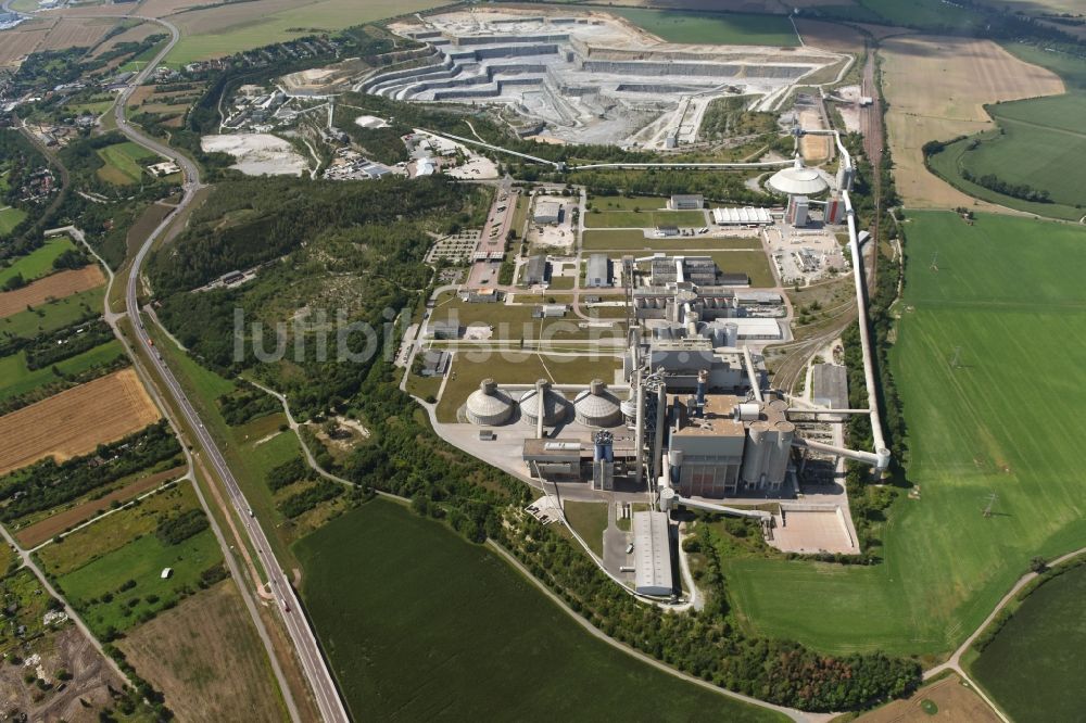 Luftaufnahme Bernburg (Saale) - Zement- Tagebau und Baustoff- Werk im Gewerbe- und Industriegebiet Schwenk in Bernburg (Saale) im Bundesland Sachsen-Anhalt, Deutschland